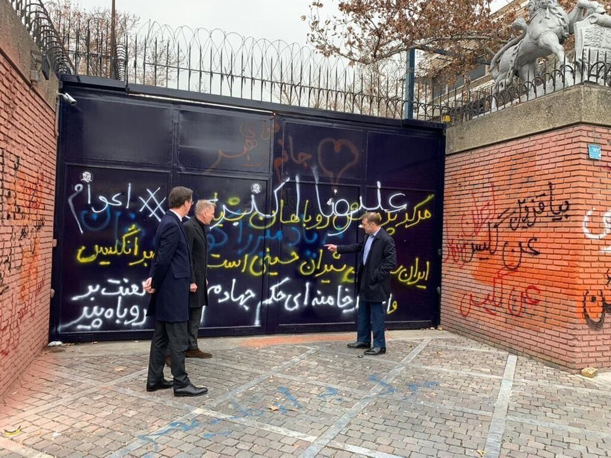 یکی از شعارهای روی دیوار سفارت انگلیس داستان‌دار شد