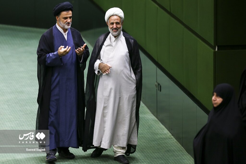 سیاسیون صورتیِ تیتیش مامانی، سرنوشت ایران را در دست دارند 